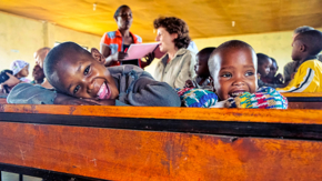Chamäleon Reisende unterwegs in Massai-Schule Tansania